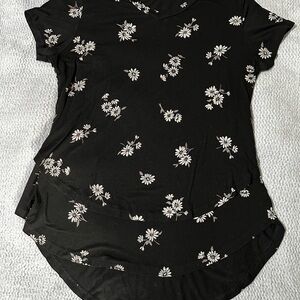 Latched Mama Black V-Neck Short Sleeve Top with White Daisy Print